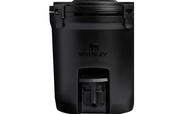Schwarzer Stanley-Wasserbehälter mit Deckel, zwei Verschlüssen oben, Stanley-Logo und Auslaufhahn vorne