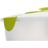 Gros plan d’un contenant en plastique blanc légèrement translucide avec un couvercle blanc et des clips verts