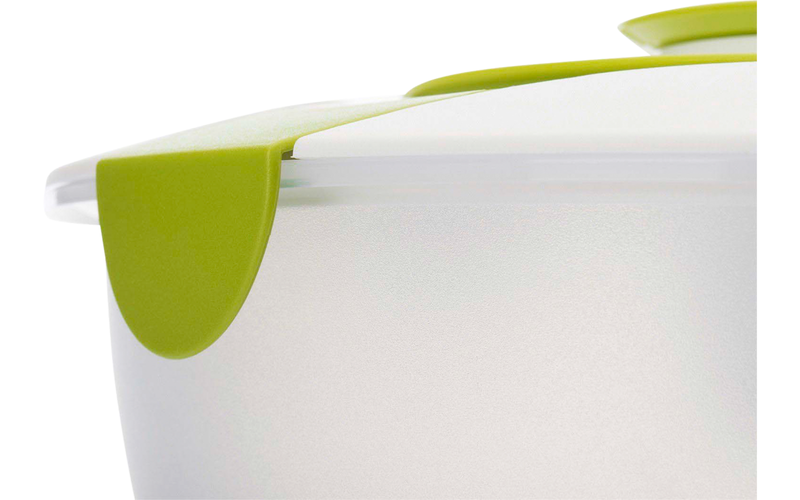 Gros plan d’un contenant en plastique blanc légèrement translucide avec un couvercle blanc et des clips verts
