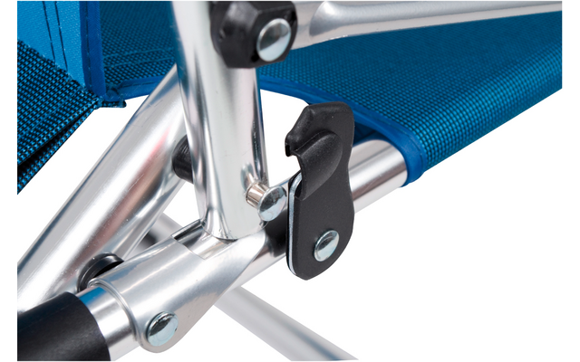 Close-up van een blauw fietsenframe met een zilveren kettingspanner