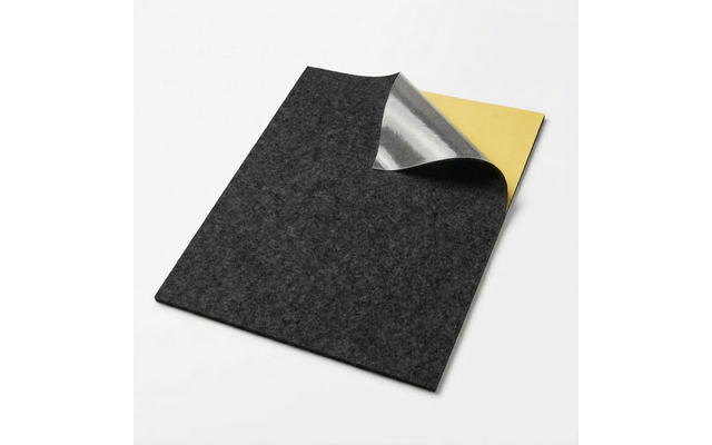 Donkergrijs rechthoekig vilten vel met bovenste rechterhoek teruggevouwen, waarbij een zilveren laag en een geel achtervlak zichtbaar zijn, op een witte achtergrond