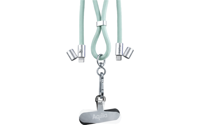 Mintgrüne geflochtene Kabelschlaufen mit drei Metallanschlüssen, zentraler Karabinerhaken mit flachem Metallanhänger, Anhänger graviert mit "Aqila", gelbes "Aqila"-Logo unten rechts vor hellem grauem Verlaufshintergrund