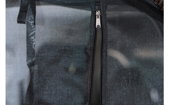 Nahaufnahme eines Reißverschlusses mit schwarzem Stoff
