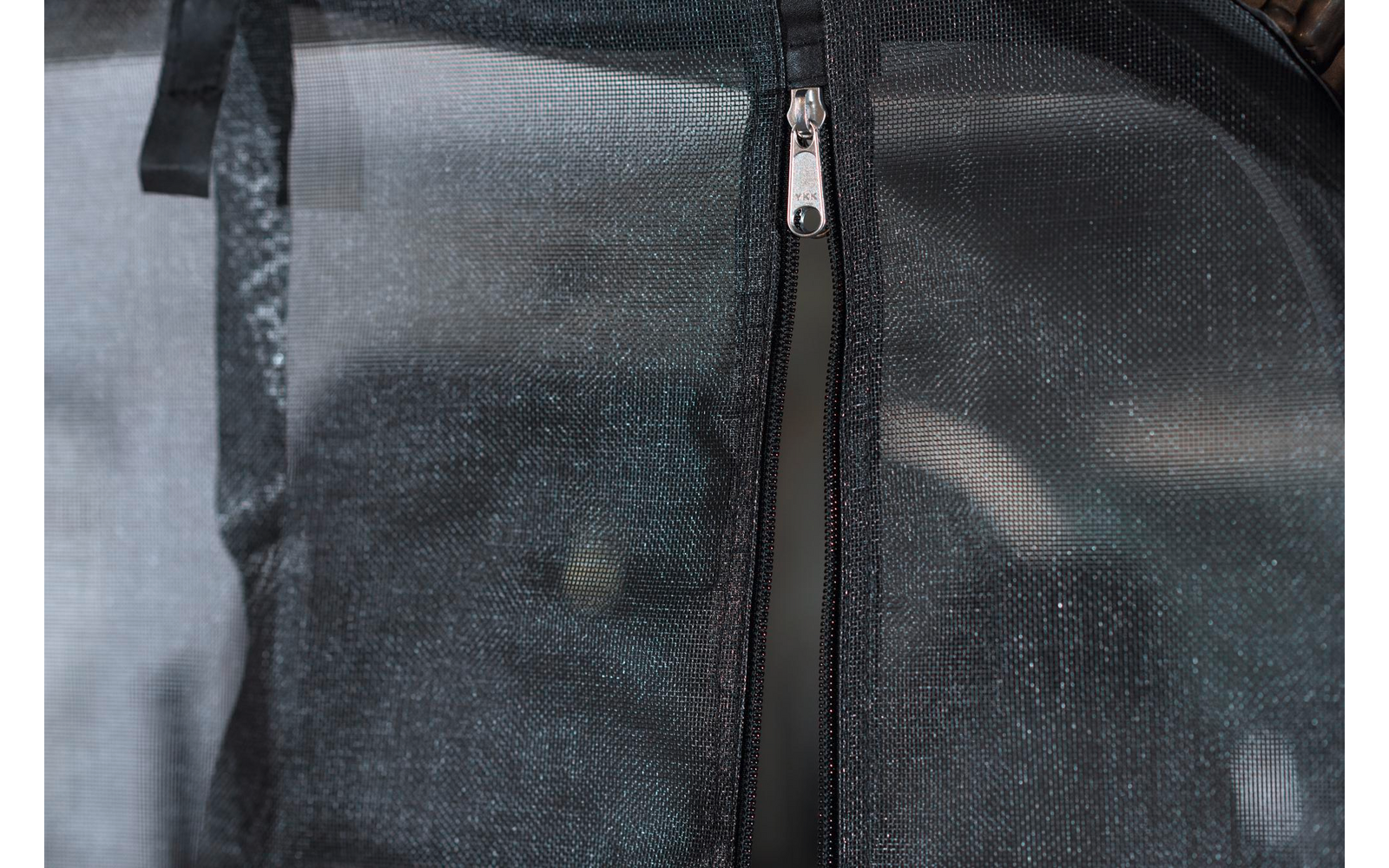 Nahaufnahme eines Reißverschlusses mit schwarzem Stoff