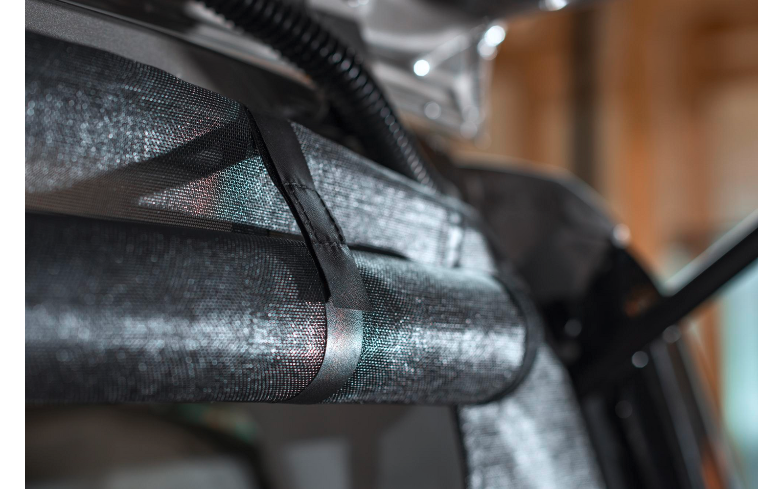 Nahaufnahme eines Metallrohrs mit Kabelbindern in einem Innenraum