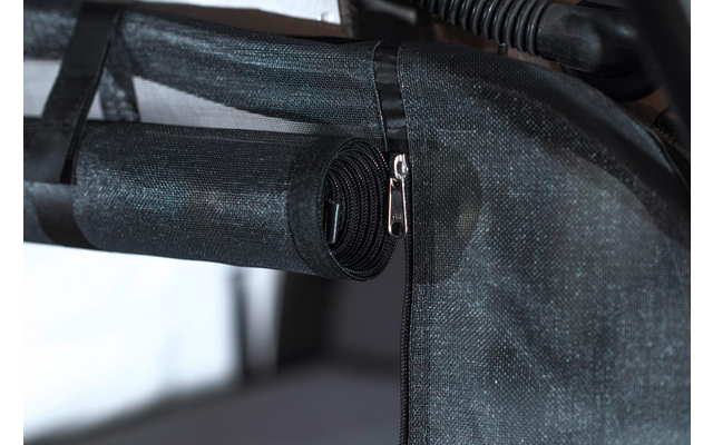 Nahaufnahme eines schwarzen Reißverschlusses an einem grauen Stoff