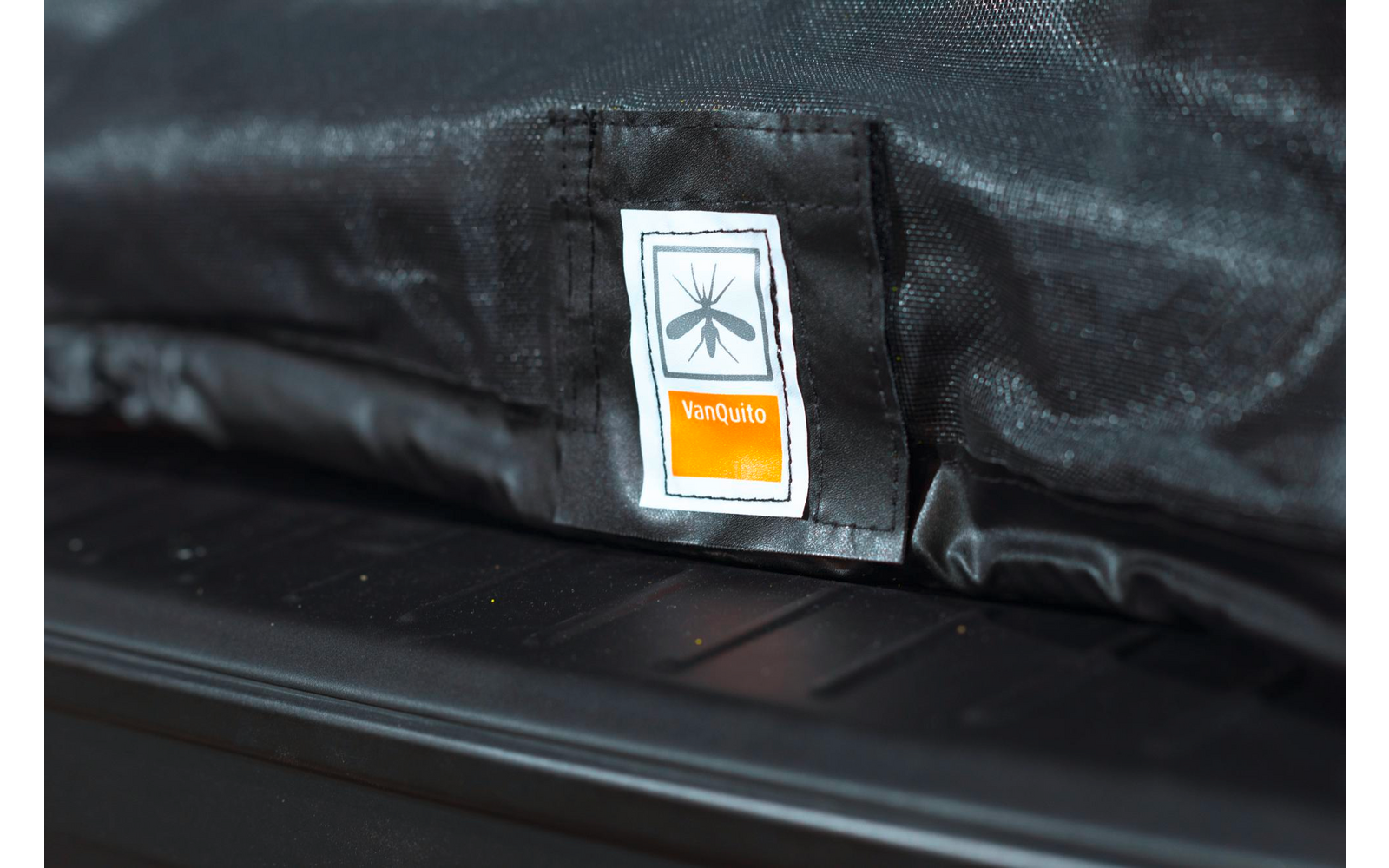 Klebeband mit einem Warnhinweis an schwarzem Stoff befestigt