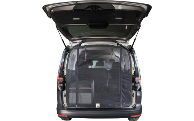 Geöffneter Kofferraum eines Autos mit sichtbarem Innenraum und hochgeklapptem Heckdeckel