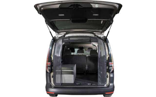 Geöffneter Kofferraum eines Autos mit zwei Kästen darin