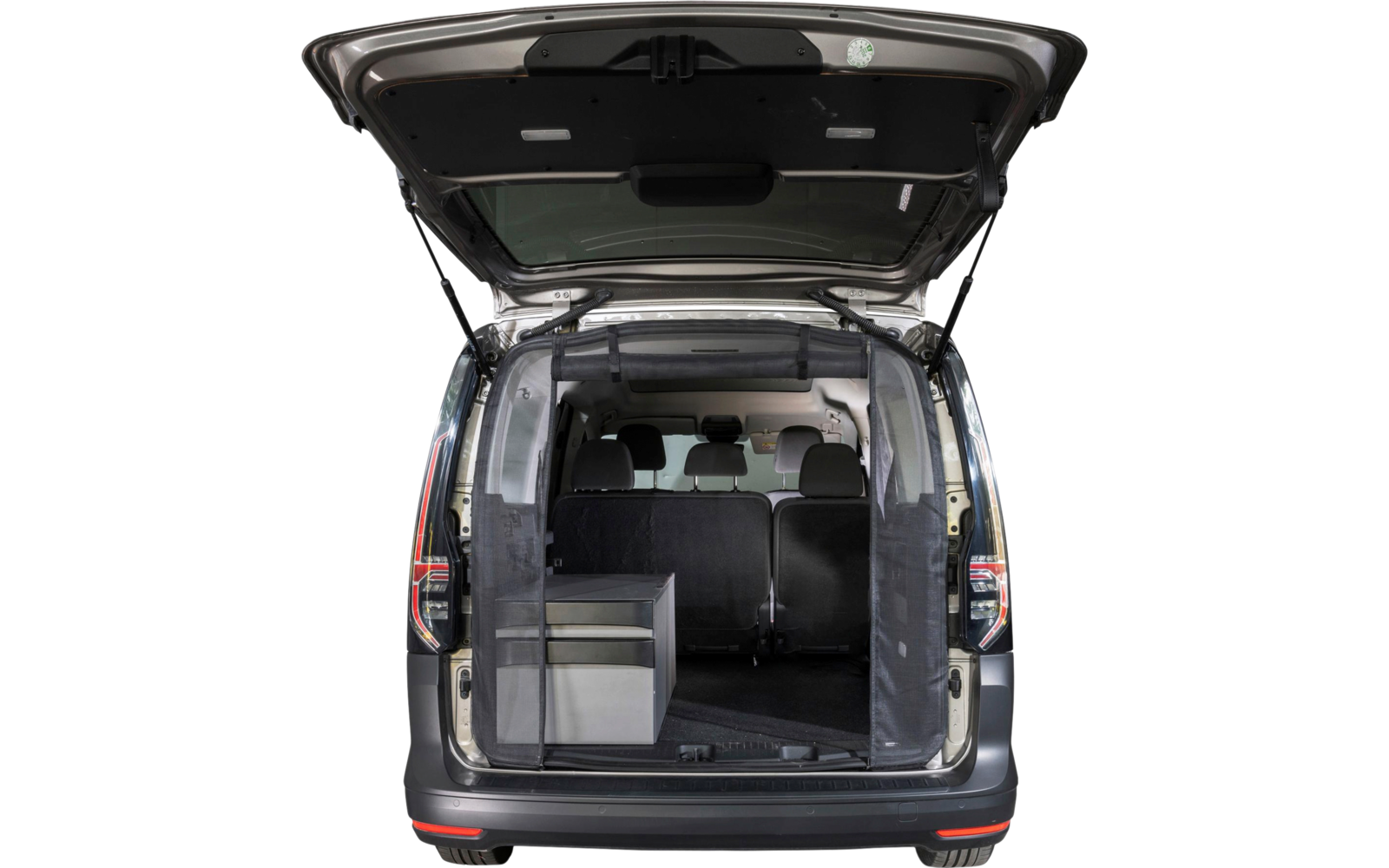 Geöffneter Kofferraum eines Autos mit zwei Kästen darin