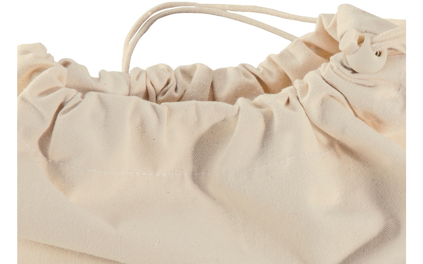 Close-up van een lichtbeige stoffen zak met gerimpelde opening, trekkoord en kunststof koordstopper