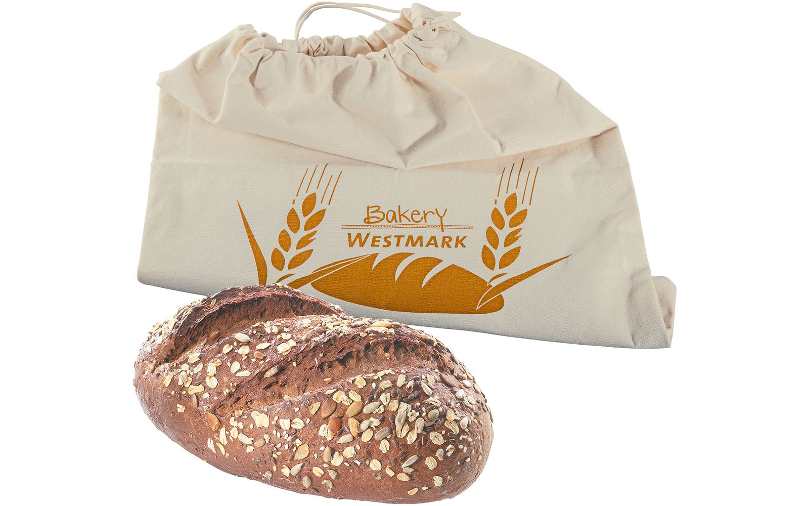 Donkere meergranenbrood met havervlokken erop, voor een lichtbeige stoffen zak met koordsluiting en oranje tekst 'Bakery WESTMARK' en twee graanaren-illustraties