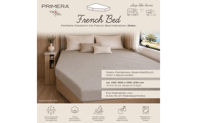 Bed met beige hoeslaken, drie kussens, houten hoofdeinde en plank met vaas en droogbloemen, raam met bomen en lucht, zichtbaar merklogo en tekstoverlays