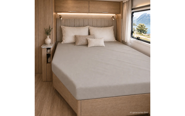 Bed in interieur met houtbekleding, drie kussens, gestoffeerd hoofdeinde, nachtkastje met vaas, raam met uitzicht op meer en bergen