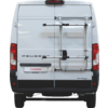 Achteraanzicht van een witte Peugeot-bestelwagen met een op de achterdeuren gemonteerde ladder; achterlichten en het label "FABBRI" zichtbaar