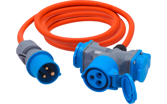 Orangees aufgerolltes Kabel mit blau-grauen Steckverbindern; links ein dreipoliger Stecker, rechts ein grauer Verteiler mit drei runden Buchsen, eine mit offenem Klappdeckel. Weißer Hintergrund