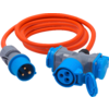 Orangees aufgerolltes Kabel mit blau-grauen Steckverbindern; links ein dreipoliger Stecker, rechts ein grauer Verteiler mit drei runden Buchsen, eine mit offenem Klappdeckel. Weißer Hintergrund