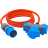 Aufgerolltes orangefarbenes Kabel mit blauem Dreipolstecker an einem Ende und grauem Verteiler mit zwei blauen Steckdosen am anderen Ende