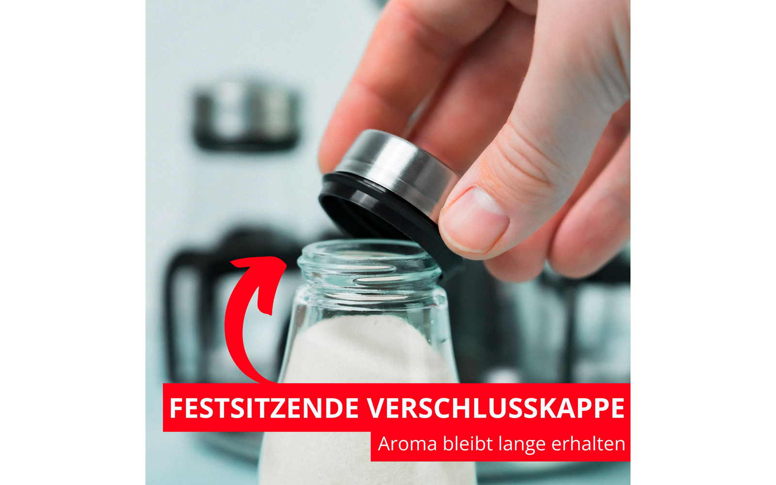 Main tenant un bouchon argenté au-dessus d’un petit bocal en verre rempli de granulés blancs ; flèche courbée rouge et bannières rouges portant le texte « FESTSITZENDE VERSCHLUSSKAPPE » et « Aroma bleibt lange erhalten », arrière‑plan flou avec d’autres récipients