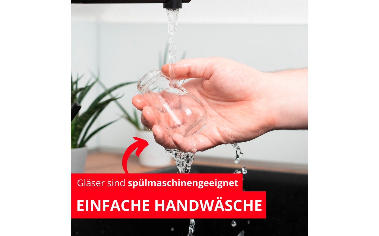 Main tenant un petit verre transparent sous l'eau courante du robinet ; bannière rouge avec les textes 'Gläser sind spülmaschinengeeignet' et 'EINFACHE HANDWÄSCHE' et une flèche