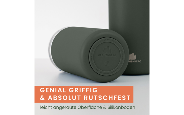 Zwei olivegrüne zylindrische Flaschen, eine liegend mit sichtbarem rundem Silikonboden und geprägtem Logo, eine weitere teilweise stehend; weißer Hintergrund; orangefarbene Textleiste mit weißer und schwarzer Schrift am unteren Bildrand