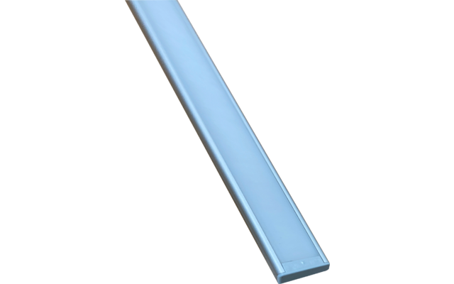 Photo d'une tige longue, bleue et rectangulaire sur fond blanc