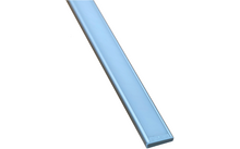 Photo d'une tige longue, bleue et rectangulaire sur fond blanc