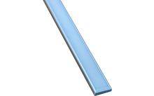 Foto eines langen, blauen, rechteckigen Stabs vor weißem Hintergrund