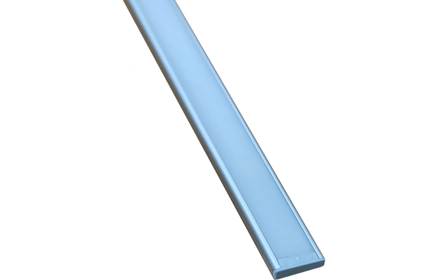 Foto eines langen, blauen, rechteckigen Stabs vor weißem Hintergrund