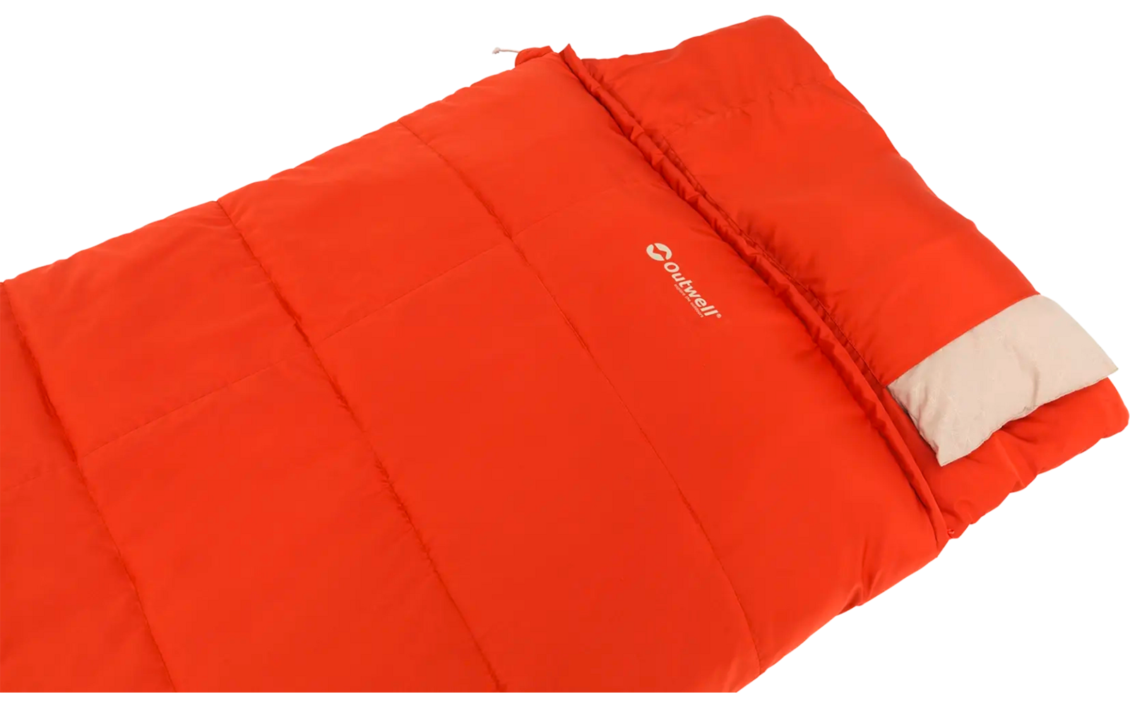 Oranje slaapzak met licht kussen op witte achtergrond