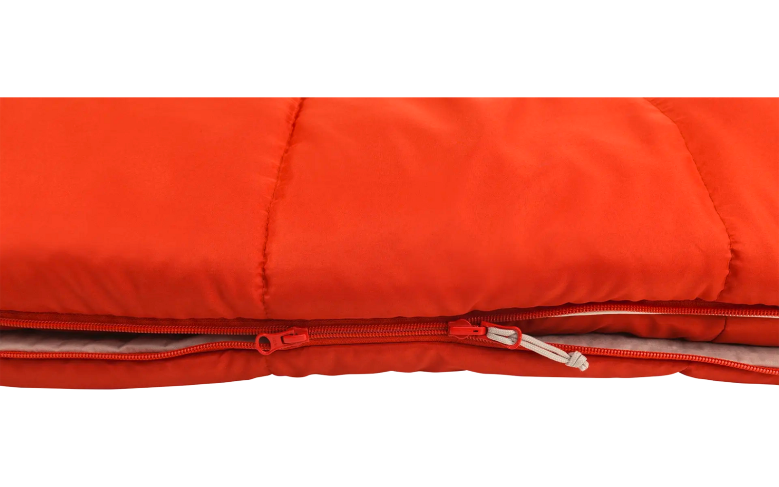 Close-up van een oranje slaapzak met ritssluiting