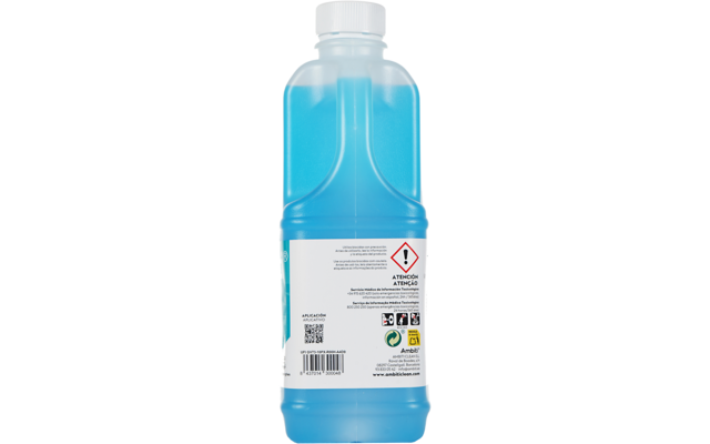 Botella de plástico translúcida con líquido azul y tapón de rosca blanco, parte trasera con etiqueta blanca, rombo de peligro (rombo rojo con signo de exclamación), código QR y símbolos de reciclaje