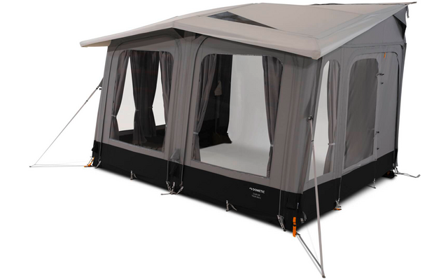 Graues Campingvorzelt mit großen Fenstern und Vorhängen, schwarzem unteren Saum, Metallstangen und Abspannleinen