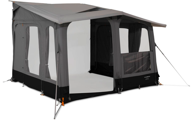 Graues Camping-Vorzelt mit aufgespanntem Vordach, drei seitlichen Fenstern, offenem Eingang, sichtbarem Netzfenster, Abspannleinen und Metallgestänge