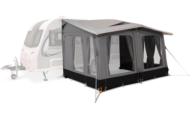 Weißer Wohnwagen links, daran angebautes graues Vorzelt mit großen Fensterflächen, schwarzem Unterteil, abgespannten Leinen und vorderen Stützstangen