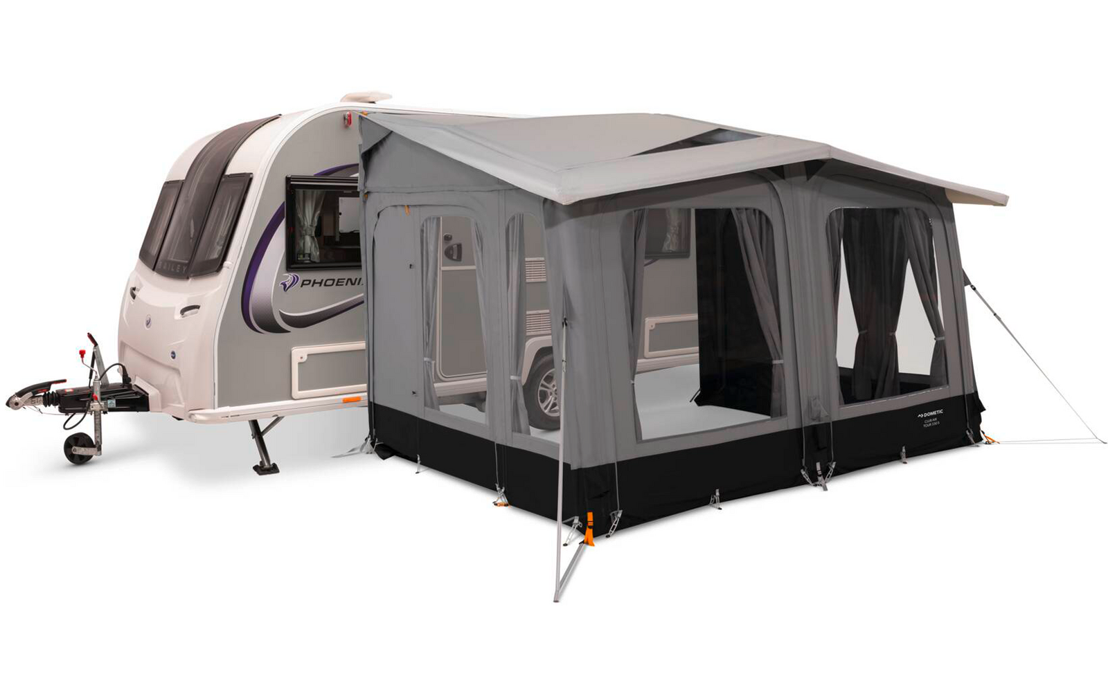 Weißer Wohnwagen mit angebautem grauem Vorzelt, sichtbare Fenster mit Vorhängen, Abspannleinen und Stützstangen; Anhängerkupplung vorne sichtbar