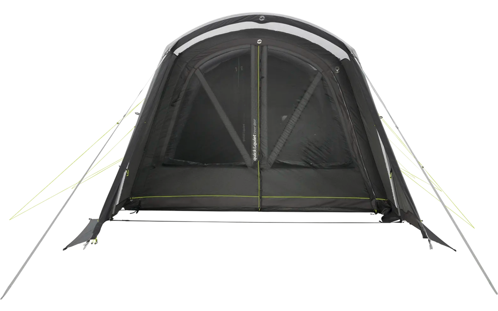 Ein geschlossenes, schwarzes Campingzelt auf einer weißen Fläche