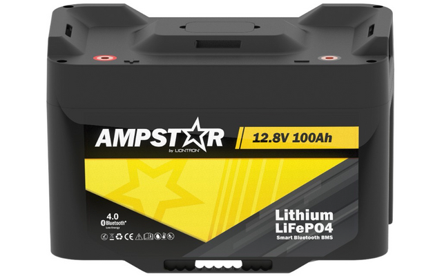 Schwarzes rechteckiges Gerät mit gelbem Etikett mit den Aufschriften AMPSTAR, 12.8V 100Ah und Lithium LiFePO4