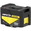 Schwarzes rechteckiges Gerät mit gelber Banderole, Aufdruck ‚AMPSTAR‘, ‚12.8V 100Ah‘ und ‚Lithium LiFePO4‘, sichtbare Tragegriffe