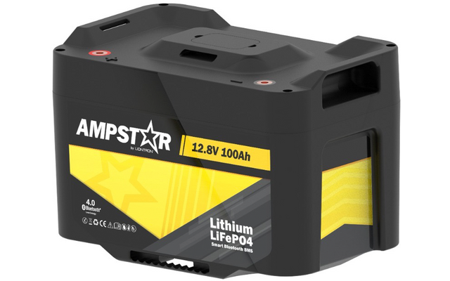 Schwarzes rechteckiges Gerät mit gelber Banderole, Aufdruck ‚AMPSTAR‘, ‚12.8V 100Ah‘ und ‚Lithium LiFePO4‘, sichtbare Tragegriffe