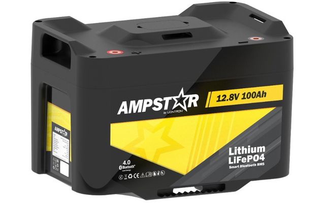 Schwarzes rechteckiges Gerät mit zwei integrierten Griffen und gelbem Etikett, Aufdruck AMPSTAR, 12.8V 100Ah und Lithium LiFePO4