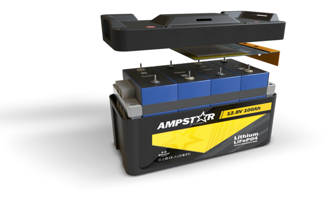 Akkupack mit offenem Gehäuse, vier blauen Zellen, abgehobenem Deckel darüber, gelbes Etikett mit Aufschrift 'AMPSTAR 12.8V 100Ah' und 'Lithium LiFePO4'