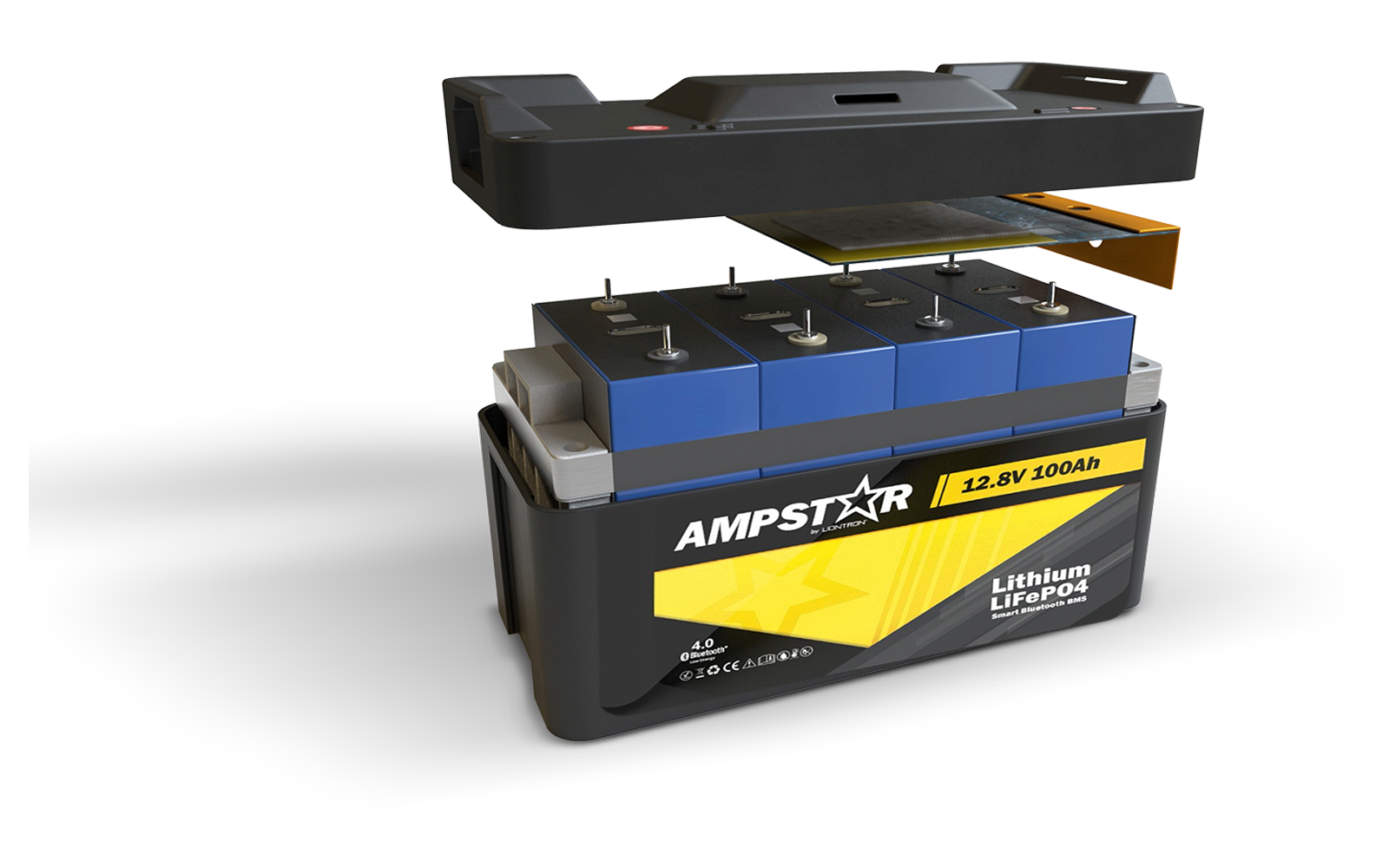 Akkupack mit offenem Gehäuse, vier blauen Zellen, abgehobenem Deckel darüber, gelbes Etikett mit Aufschrift 'AMPSTAR 12.8V 100Ah' und 'Lithium LiFePO4'