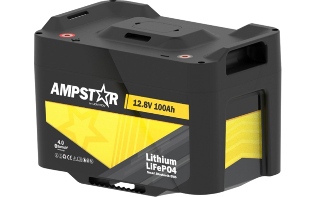 Schwarzes rechteckiges Gerät mit gelber Banderole, Aufdruck ‚AMPSTAR‘, ‚12.8V 100Ah‘ und ‚Lithium LiFePO4‘, sichtbare Tragegriffe