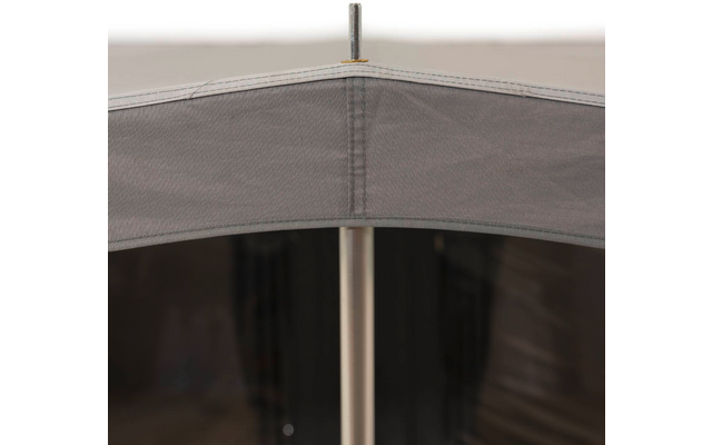 Grau-brauner Sonnenschirm von unten, mittiger silberner Metallmast, graue Stoffbespannung mit sichtbarer Naht