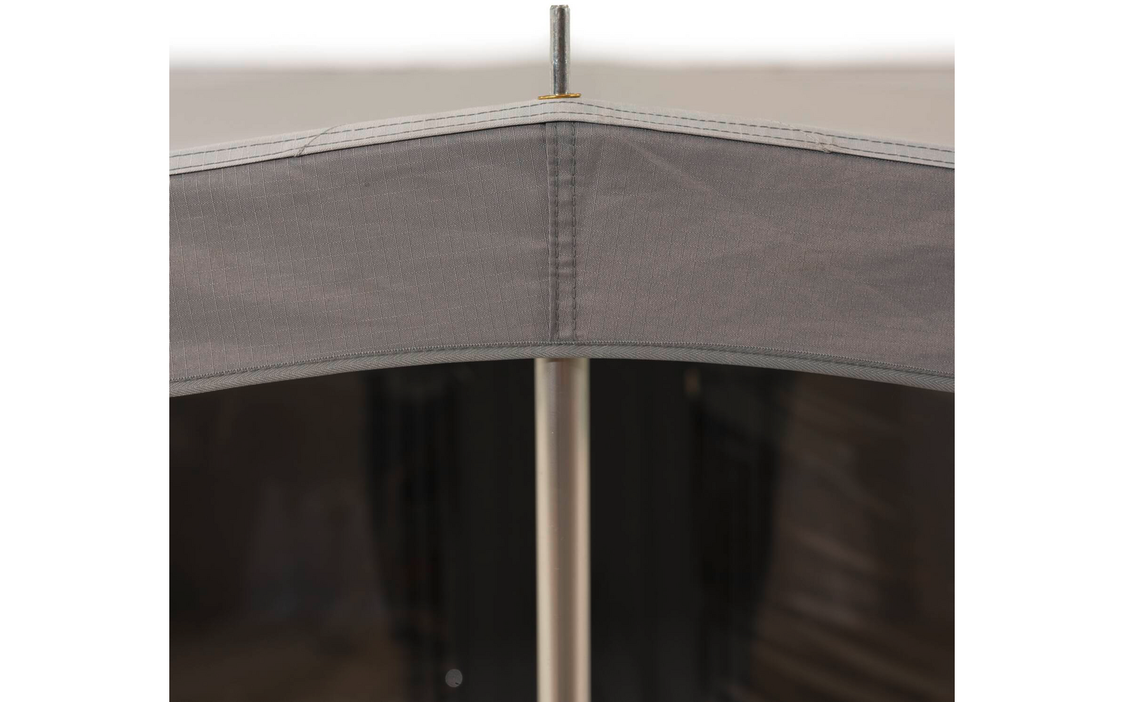 Grau-brauner Sonnenschirm von unten, mittiger silberner Metallmast, graue Stoffbespannung mit sichtbarer Naht