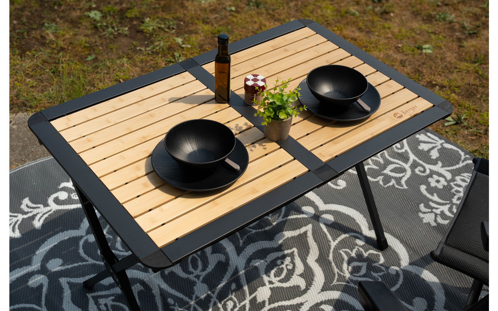 Immagine del prodotto Tavolo con piano arrotolabile Berger Royal in alluminio e bamb&ugrave; 110 x 70 cm nero 1