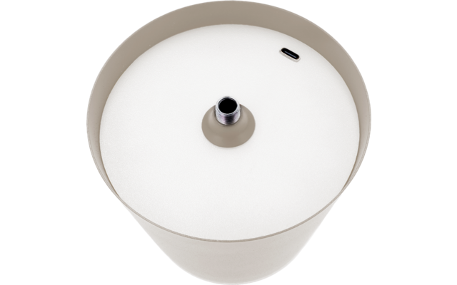 Unteransicht eines runden hellbeigen Lampenschirms mit weißer Diffusorfläche, mittiger Metallfassung und kleinem rechteckigen Schlitz am Rand