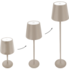 Drei beige Lampen nebeneinander in niedriger, mittlerer und hoher Höhe; jede mit rundem Sockel, schlankem Stab und konischem Schirm; zwischen den Lampen zwei graue gebogene Pfeile