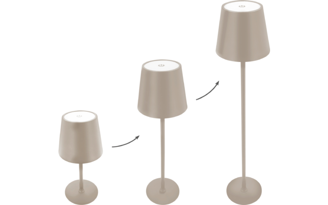 Drei beige Lampen nebeneinander in niedriger, mittlerer und hoher Höhe; jede mit rundem Sockel, schlankem Stab und konischem Schirm; zwischen den Lampen zwei graue gebogene Pfeile